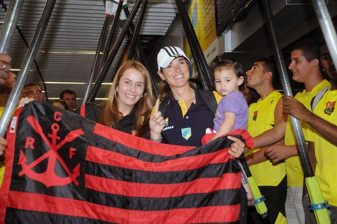 A conquista histórica teve uma recepção à altura. Quatro dias depois de conquistar a inédita medalha de ouro no Mundial de Remo, em Bled, na Eslovênia, a remadora do Flamengo Fabiana Beltrame desembarcou no início da tarde, no Rio de Janeiro, com muita festa / Foto: Divulgação / Flamengo